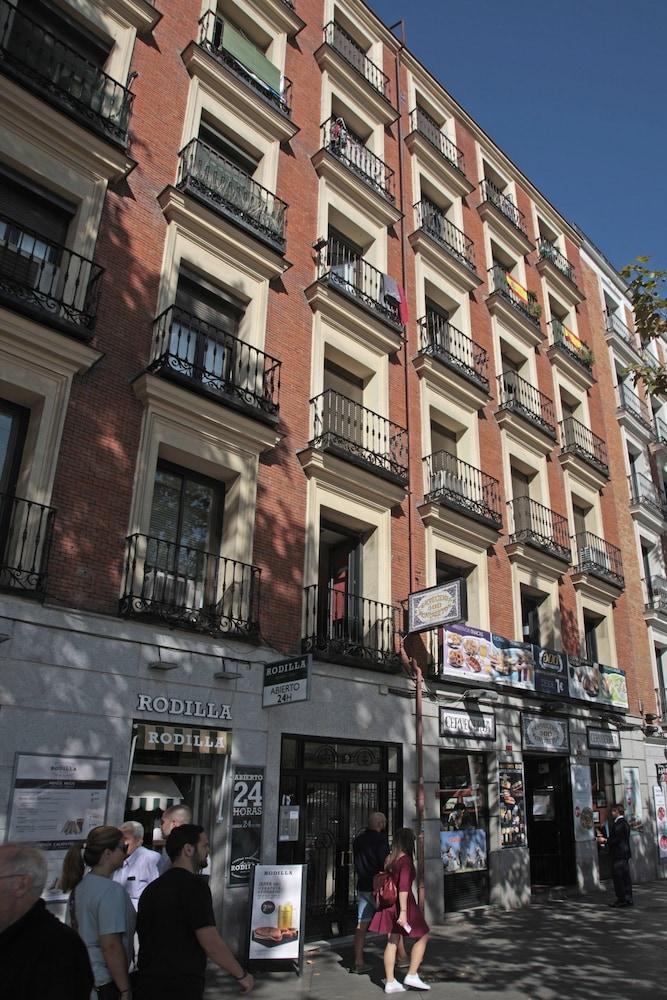 Atocha Hub Apartment Madrid Bagian luar foto